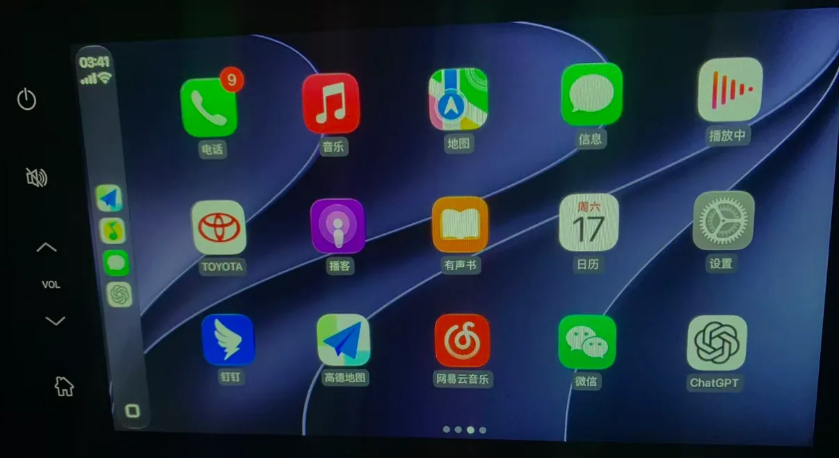 凯美瑞 A 导航的 CarPlay 运行实拍，显示电话、音乐、地图等应用